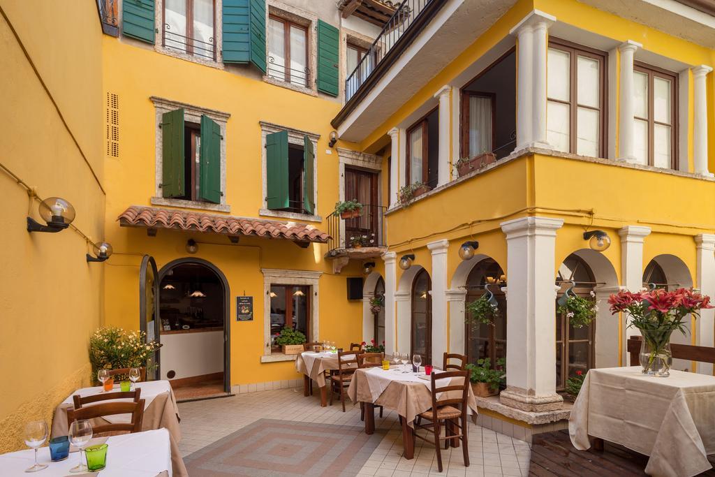 Locanda Al Centrale Caprino Veronese Exterior photo